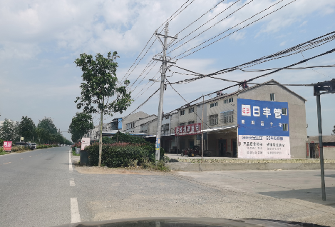 公安如何能保证墙体广告的醒目性？